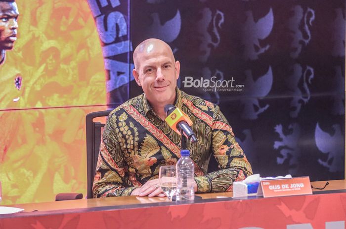 General Secretary of KNVB (Sekretaris Jendral KNVB), Gijs De Jong, sedang memberikan keterangan kepada awak media di Media Center Gelora Bung Karno, Senayan, Jakarta, 1 September 2022.