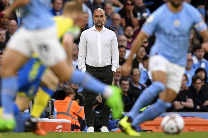 Pelatih Manchester City, Pep Guardiola, mendampingi pasukannya dalam laga Liga Inggris kontra Nottingham Forest di Stadion Etihad, Rabu (31/8/2022).