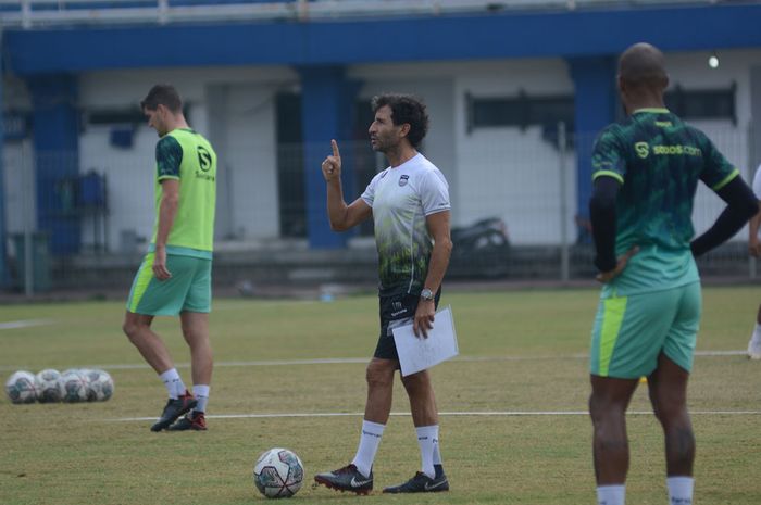 Latihan perdana Persib Bandung di bawah komando Luis Milla. 