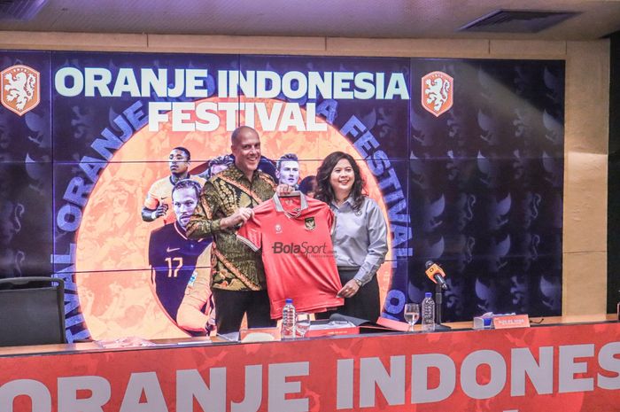 Wakil Sekretaris Jendral PSSI, Maaike Ira Puspita (kanan), sedang memberikan hadiah berupa jersey timnas Indonesia kepada General Secretary of KNVB (Sekretaris Jendral KNVB) bernama Gijs De Jong (kiri) di Media Center Gelora Bung Karno, Senayan, Jakarta, 1 September 2022.