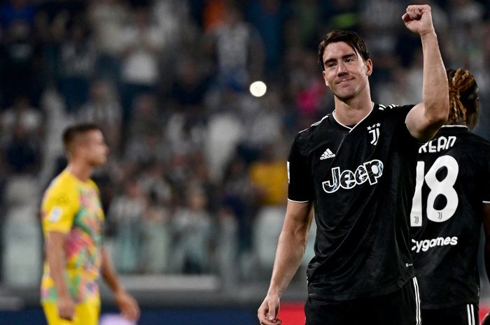 Striker Juventus, Dusan Vlahovic, merayakan gol ke gawang Spezia dalam laga Liga Italia di Stadion Allianz, Rabu (31/8/2022).