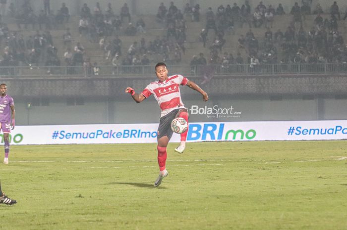 Penyerang Madura United, Hugo Gomes Dos Santos Silva, sedang menguasai bola dalam laga pekan kedelapan Liga 1 2022 di Stadion Indomilk Arena, Tangerang, Banten, 2 September 2022.