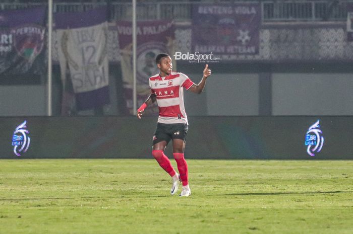 Penyerang Madura United, Hugo Gomes Dos Santos Silva, nampak mengancungi jempol seusai mencetak gol dalam laga pekan kedelapan Liga 1 2022 di Stadion Indomilk Arena, Tangerang, Banten, 2 September 2022.