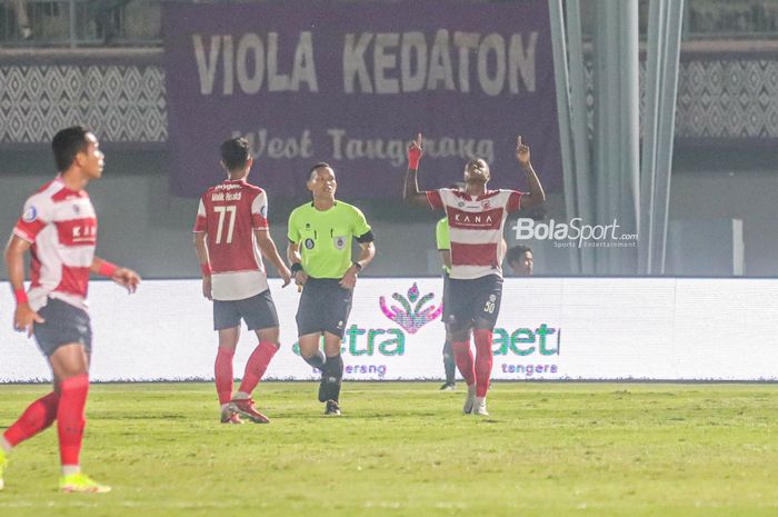 Penyerang Madura United, Hugo Gomes Dos Santos Silva (kanan), nampak selebrasi bersyukur seusai mencetak gol.