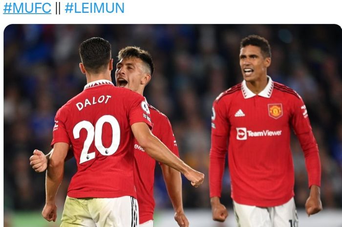 Diogo Dalot, Lisandro Martinez, dan Raphael Varane merayakan kemenangan Manchester United atas Leicester City pada pekan kelima Liga Inggris 2022-2023, Jumat (2/9/2022) dini hari WIB.