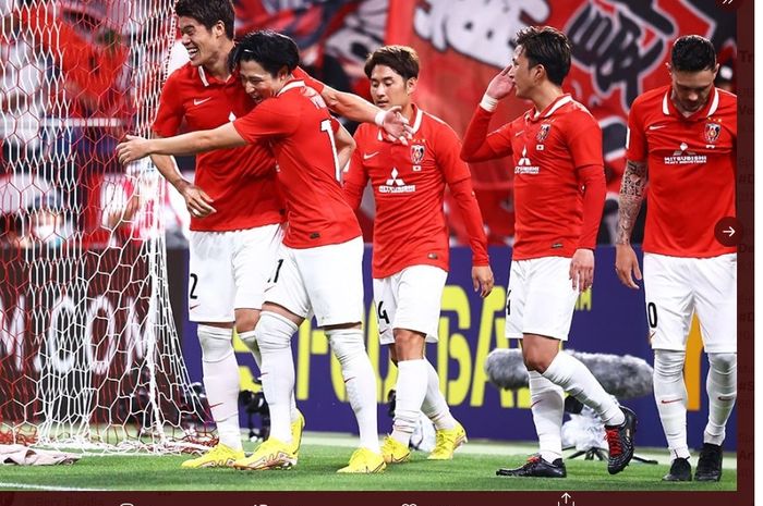 Para pemain klub Liga Jepang, Urawa Red Diamonds, saat merayakan gol.