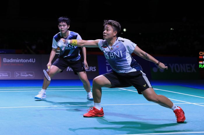 Pasangan ganda putri Indonesia, Apriyani Rahayu/Siti Fadia Silva Ramadhanti, saat berlaga melawan Chen Qing Chen/Jia Yi Fan (China) pada perempat final Japan Open 2022 di Maruzen Intec Arena Osaka, Osaka, Jepang, Jumat (2/9/2022).