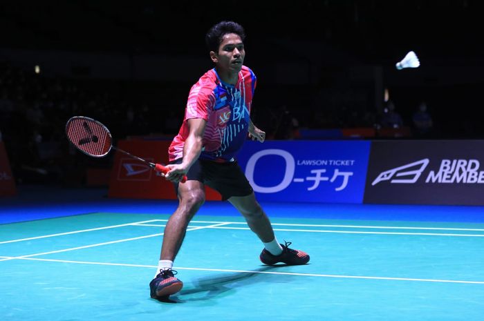 Tunggal putra Indonesia, Chico Aura Dwi Wardoyo, saat berlaga melawan Kenta Nishimoto (Jepang) pada babak perempat final Japan Open 2022 di Maruzen Intec Arena Osaka, Osaka, Jepang, Jumat (2/9/2022).