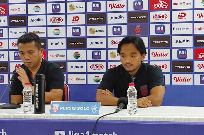 Pelatih sementara Persis, Rasiman (kiri) dan pemain Taufiq Febriyanto (kanan).