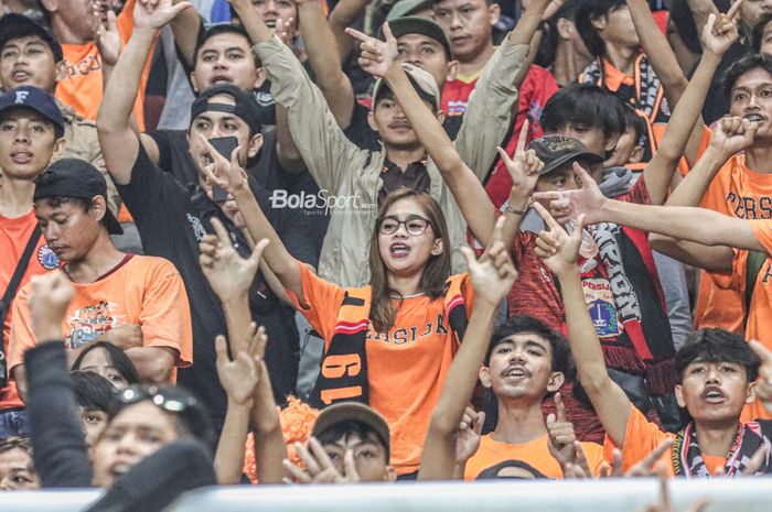 Salah satu The Jak Angels atau The Jak Angel (suporter perempuan) memberikan dukungan di Stadion Pakansari, Bogor, Jawa Barat, 14 Aguatus 2022.