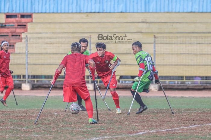 Pemain timnas amputasi Indonesia, Aditya (tengah), sedang menguasai bola ketika bertanding di Stadion Soemantri Brodjonegoro, Kuningan, Jakarta, 3 September 2022.