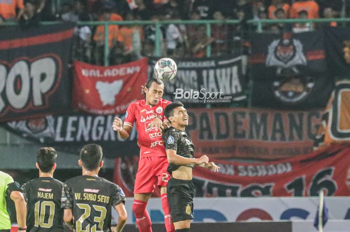 Bek Persija Jakarta, Hansamu Yama Pranata (kiri), sedang berduel udara dalam perebutan bola dengan penyerang Bhayangkara FC bernama Dendy Sulistyawan (kanan) dalam laga pekan kedelapan Liga 1 2022 di Stadion Patriot Candrabhaga, Bekasi, Jawa Barat, 3 September 2022.