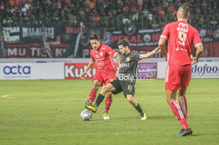 Gelandang Persija Jakarta, Hanif Sjahbandi (kiri), sedang berebut bola dengan pemain Bhayangkara FC bernama Adam Ahmad Najem alias Adam Najem (kanan) dalam laga pekan kedelapan Liga 1 2022 di Stadion Patriot Candrabhaga, Bekasi, Jawa Barat, 3 September 2022.