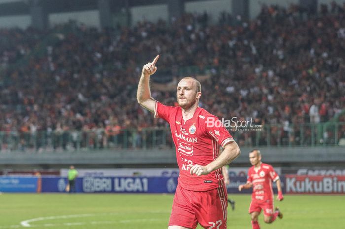 Striker Persija Jakarta, Michael Krmencik, nampak melakukan selebrasi seusai mencetak gol dalam laga pekan kedelapan Liga 1 2022 di Stadion Patriot Candrabhaga, Bekasi, Jawa Barat, 3 September 2022.