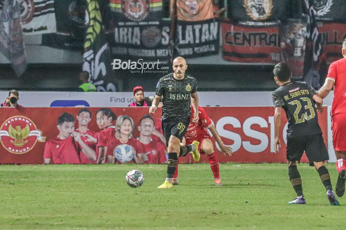 Striker Bhayangkara FC, Youssef Ezzejjari (kiri), sedang menguasai bola dalam laga pekan kedelapan Liga 1 2022 di Stadion Patriot Candrabhaga, Bekasi, Jawa Barat, 3 September 2022.