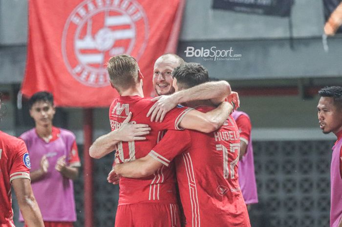 Striker Persija Jakarta, Michael Krmencik (tengah), mendapatkan pelukan dari rekan-rekannya seusai mencetak gol dalam laga pekan kedelapan Liga 1 2022 di Stadion Patriot Candrabhaga, Bekasi, Jawa Barat, 3 September 2022.