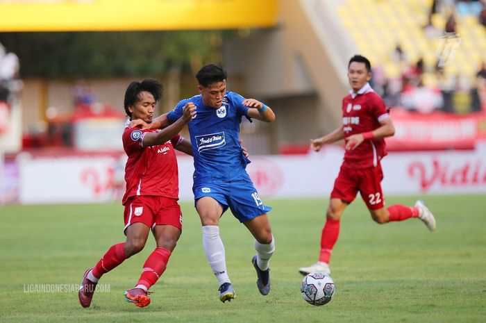 Bek PSIS Semarang, Alfeandra Dewangga (tengah) berduel dengan pemain Persis Solo, Taufik Febriyanto di Stadion Manahan Solo, Sabtu (3/9/2022).