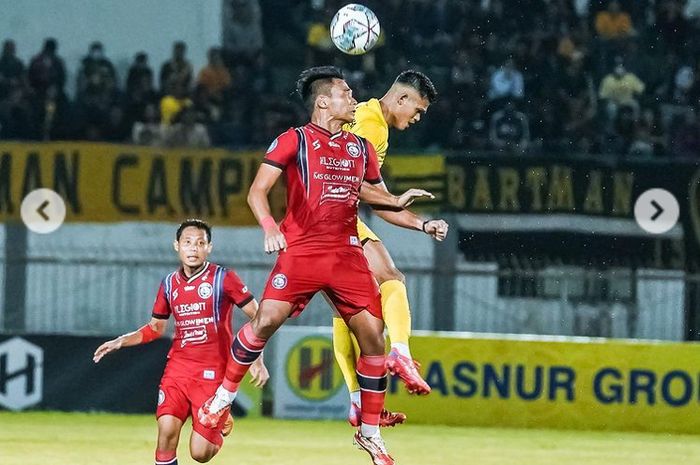 Pertandingan sengit antara Arema FC vs Barito Putera pada pekan kedelapan Liga 1 2022-2023, di Stadion Demang Lehman, Martapura, Minggu (4/9/2022).