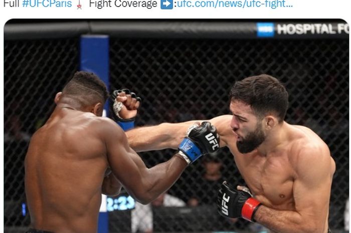 Jagoan yang didukung Khabib Nurmagomedov, Nassourdine Imavov, memukul lawannya, Joaquin Buckley, di UFC Paris, Minggu (4/9/2022) WIB di Paris, Prancis.