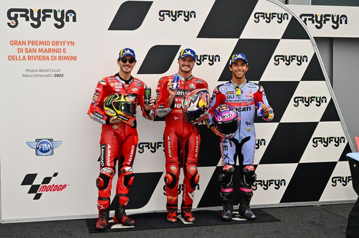 Dari kiri ke kanan, Francesco Bagnaia, Jack Miller (Ducati), dan Enea Bastianini (Gresini) setelah kualifikasi MotoGP San Marino di Sirkuit Misano, Sabtu (3/9/2022).