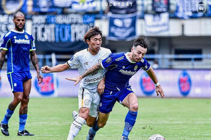 Persib Bandung versus RANS Nusantara FC pada laga pekan kedelapan Liga 1 2022/2023 di Stadion Gelora Bandung Lautan Api (GBLA), Bandung, Jawa Barat, Minggu (4/9/2022).