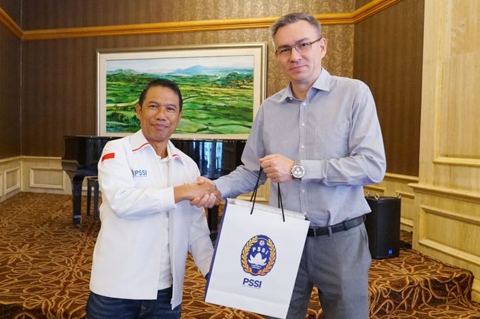 Sekjen PSSI, Yunus Nusi, bersama perwakilan AFC dalam rangka inspeksi calon tuan rumah Piala Asia 2023.