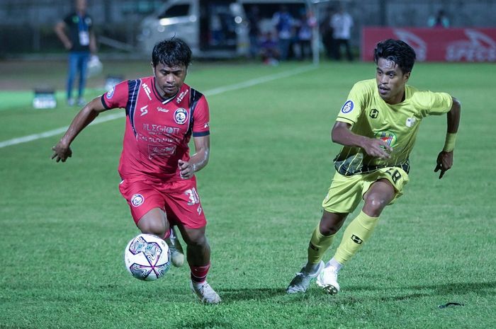 Winger Arema FC, Ilham Udin Armayn, mendapat kawalan ketat dari pemain Barito Putera Buyung Ismu dalam lanjutan pekan kedelapan Liga 1 2022-2023.