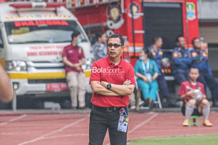 Pelatih Bekasi FC, Jafri Sastra, sedang memantau para pemainnya bertanding dalam laga pekan kedua Liga 2 2022 di Stadion Patriot Candrabhaga, Bekasi, Jawa Barat, 5 September 2022.