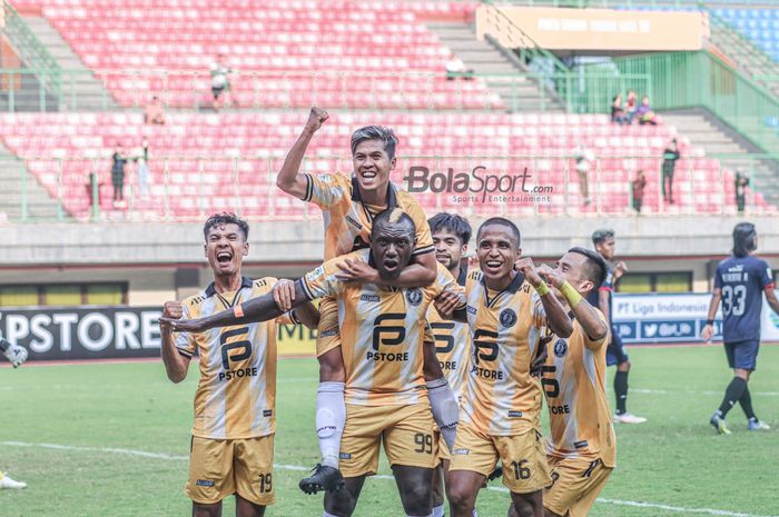 Penyerang Bekasi FC, Herman Dzumafo (tengah), melakukan selebrasi bersama rekan-rekannya setelah mencetak gol dalam laga pekan kedua Liga 2 2022 di Stadion Patriot Candrabhaga, Bekasi, Jawa Barat, 5 September 2022.