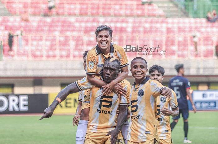 Penyerang Bekasi FC, Herman Dzumafo (tengah), melakukan selebrasi bersama rekan-rekannya setelah mencetak gol dalam laga pekan kedua Liga 2 2022 di Stadion Patriot Candrabhaga, Bekasi, Jawa Barat, 5 September 2022.