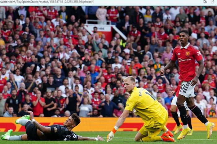 Marcus Rashford (kanan) mencetak gol dalam laga Manchester United kontra Arsenal di Liga Inggris 2022-2023, Minggu (4/9/2022),