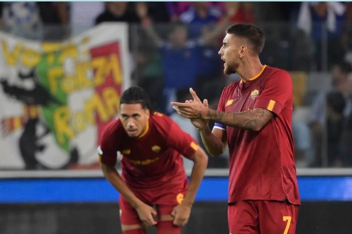 Ekspresi Chris Smalling (kiri) dan Lorenzo Pellegrini dalam laga AS Roma kontra Udinese di Liga Italia 2022-2023, Senin (5/9/2022).