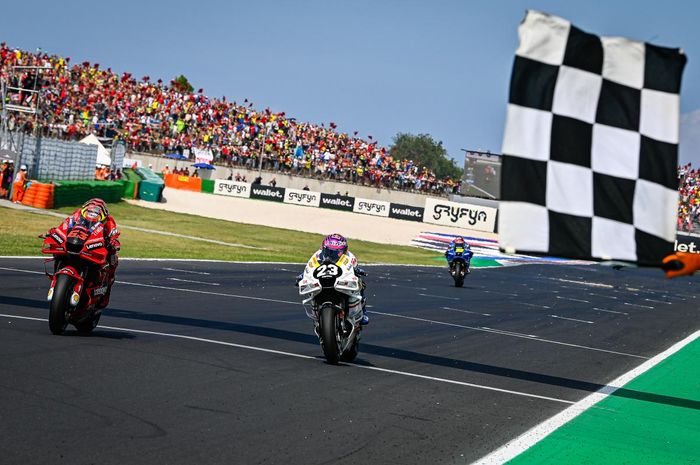 'Photo finish' pembalap Ducati Lenovo, Francesco Bagnaia (kiri), dan pembalap Gresini Racing, Enea Bastianini (kanan), pada balapan MotoGP San Marino di Sirkuit Misano, Italia, 4 September 2022.