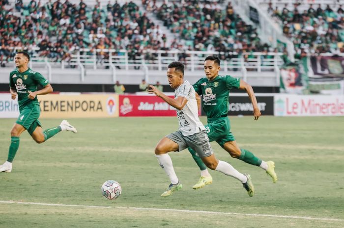 Pemain Persebaya Surabaya, Rizky Ridho, saat berduel dengan pemain Bali United di Stadion Gelora Bung Tomo, Sabtu (3/9/2022).