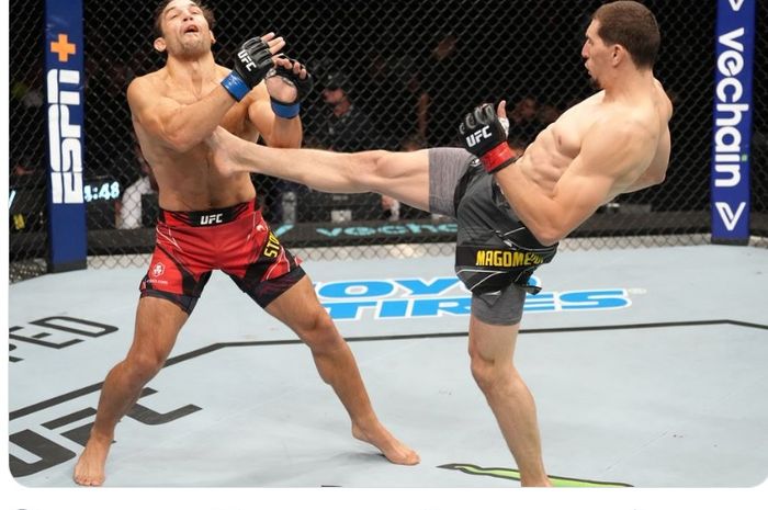 Aksi Abus Magomedov meng-KO lawannya dalam gelaran UFC Paris, Sabtu (3/9/2022). 