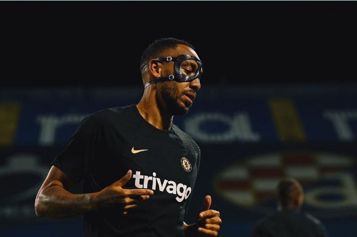 Pierre-Emerick Aubameyang menjalani sesi latihan bersama Chelsea dengan mengenakan pelindung muka.