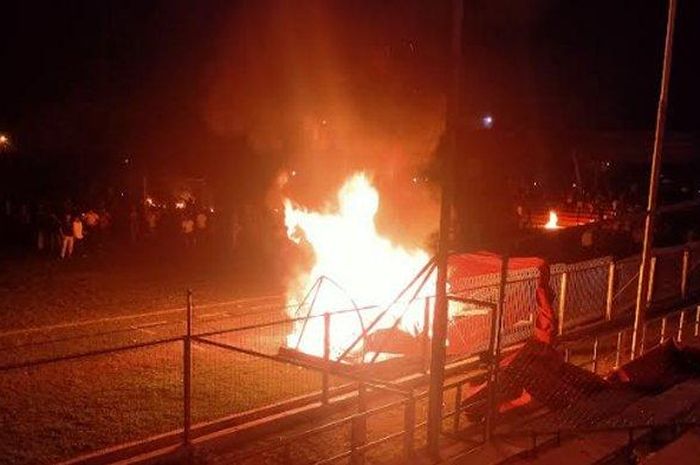 Gawang di Stadion H.Dimurthala terbakar menyusul batal bergulirnya laga Persiraja Banda Aceh melawan PSMS Medan.