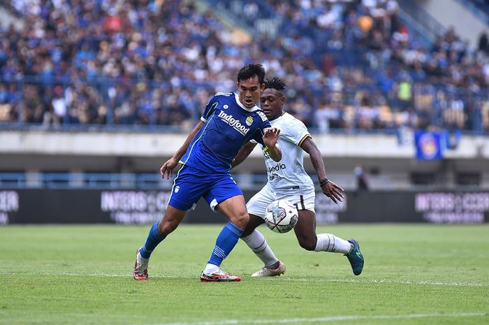 Bek Persib Bandung, Zalnando, sedang berduel dengan pemain Rans Nusantara FC pada laga pekan ke-8 Liga 1 2022/2023, Minggu (4/9/2022).