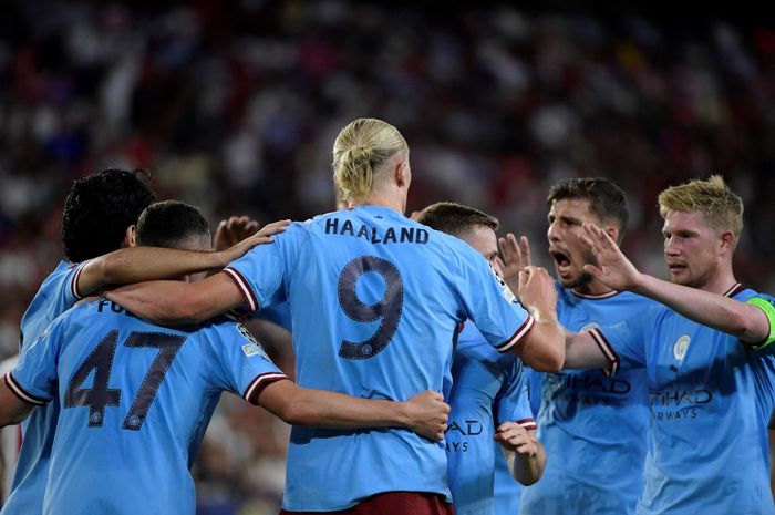 Striker Manchester City, Erling Haaland, melakukan selebrasi bareng Kevin De Bruyne dalam laga Liga Champions kontra Sevilla di Stadion Ramon Sanchez Pizjuan, Selasa (6/9/2022).