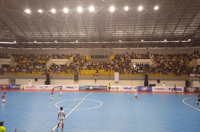 Suasana laga timnas futsal Indonesia melawan Selangor TOT United dalam rangka turnamen eksibisi bertajuk MNC International Futsal Cup 2022 di GOR Amongrogo