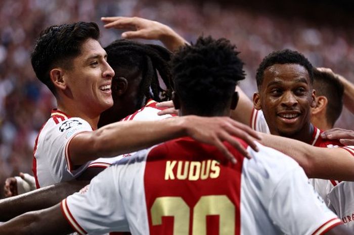 Bek Ajax, Edson Alvarez (kiri), merayakan dengan rekan satu timnya setelah mencetak gol pertama selama pertandingan babak pertama Grup A Liga Champions 2022-2023 antara Ajax Amsterdam vs  Rangers di Johan Cruijff Arena, Rabu (7/9/2022).