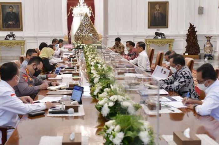 Presiden RI, Joko Widodo memimpin rapat terbatas (Ratas) terkait penyelenggaraan Piala Dunia U-20 2023 di Istana Merdeka, Jakarta Pusat, Kamis (8/9/2022). 