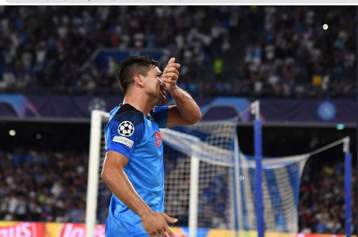 Penyerang Napoli, Giovanni Simeone, merayakan gol yang dia cetak ke gawang Liverpool pada matchday 1 Liga Champions 2022-2023 di Stadion Diego Armando Maradona, Rabu (7/9/2022).