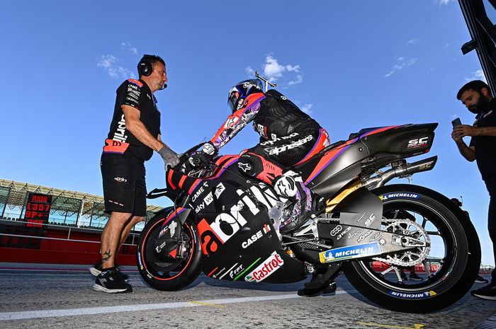 Pembalap Aprilia Racing, Maverick Vinales pada sesi tes di Sirkuit Misano, Italia, Rabu (7/9/2022)