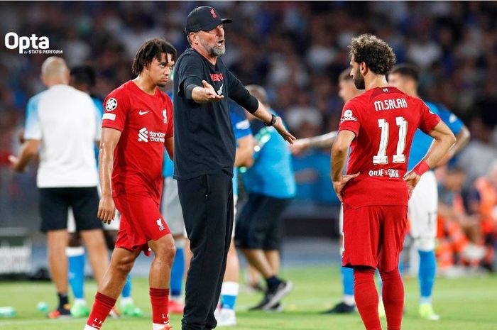 Juergen Klopp menunjukkan raut kekecawaannya kepada Mohamed Salah setelah Liverpool kalah telak 1-4 dari Napoli pada laga pembuka Liga Champions 2022-2023 di Stadion Diego Armando Maradona, Rabu (7/9/2022).