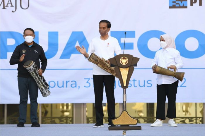 Presiden Jokowi menabuh tifa spesial pada acara peluncuran Papua Football Academy di Stadion Lukas Enembe pada Rabu (31/8/2022).