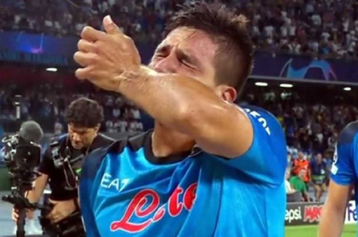 Striker Napoli Giovanni Simeone menangis sambil mencium tangannya usai membobol gawang Liverpool dalam laga pertama Grup A Liga Champions 2022-2023 di Stadion Dieogo Armando Maradona, Napoli, Kamis (8/9/2022) dini hari WIB.