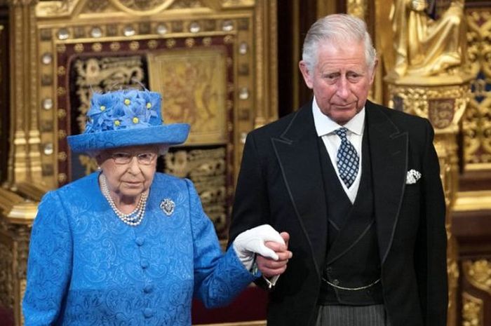 Pangeran Charles dan Ratu Elizabeth II. Kini Raja Charles III menjadi Raja Inggris.