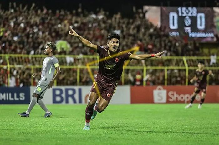 Pemain PSM Makassar, Ramadhan Sananta saat merayakan selebrasi setelah mencetak gol ke gawang Persebaya Surabaya pada laga pekan kesembilan Liga 1 2022-2023, di Stadion BJ Habibie, Parepare, Sabtu (10/9/2022).