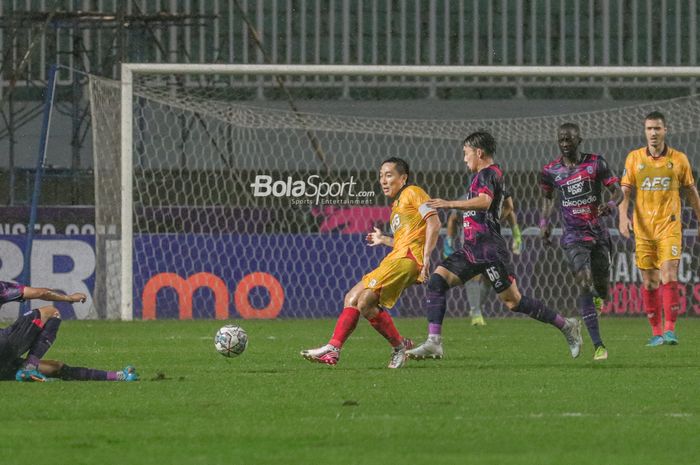 Pemain Persik Kediri, Arthur Irawan (kiri), sedang mengoper bola dalam laga pekan kesembilan Liga 1 2022 di Stadion Pekansari, Bogor, Jawa Barat, 10 September 2022.